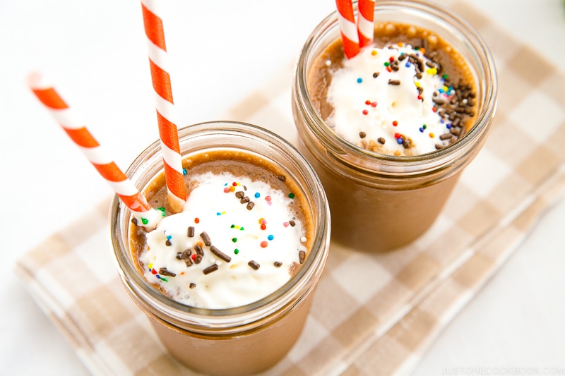 Chocolate banana smoothies in a mason jar.