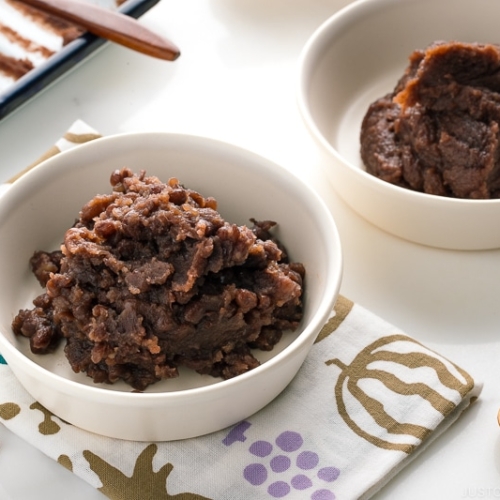 Koshian (fine red bean paste) and Tsubuan (chunky red bean paste).