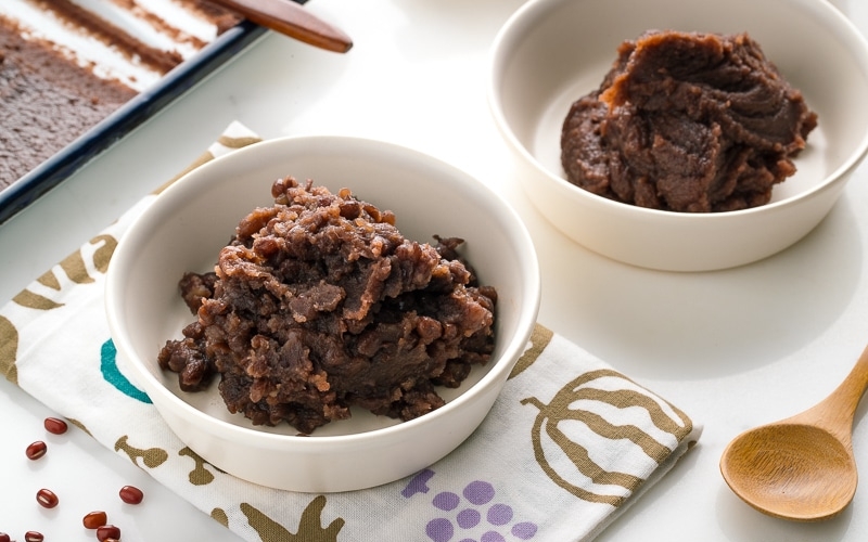 Koshian (fine red bean paste) and Tsubuan (chunky red bean paste).