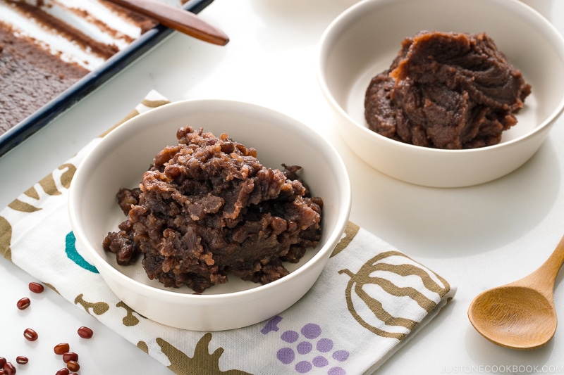 Koshian (fine red bean paste) and Tsubuan (chunky red bean paste).