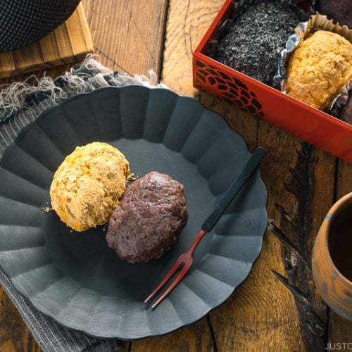 A lacquer box containing Ohagi (Botamochi) and some of them are served on a black plate.