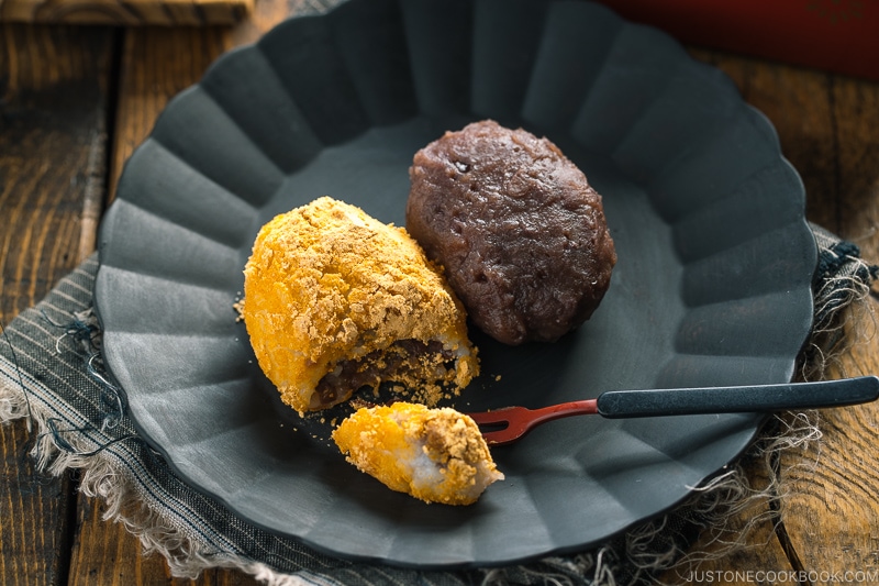 Ohagi (Botamochi) are served on a black plate.