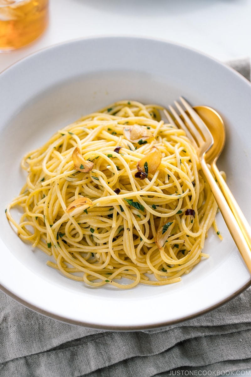 A white ceramic containing shiso garlic pasta.