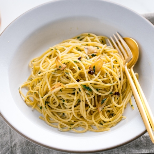 A white ceramic containing shiso garlic pasta.