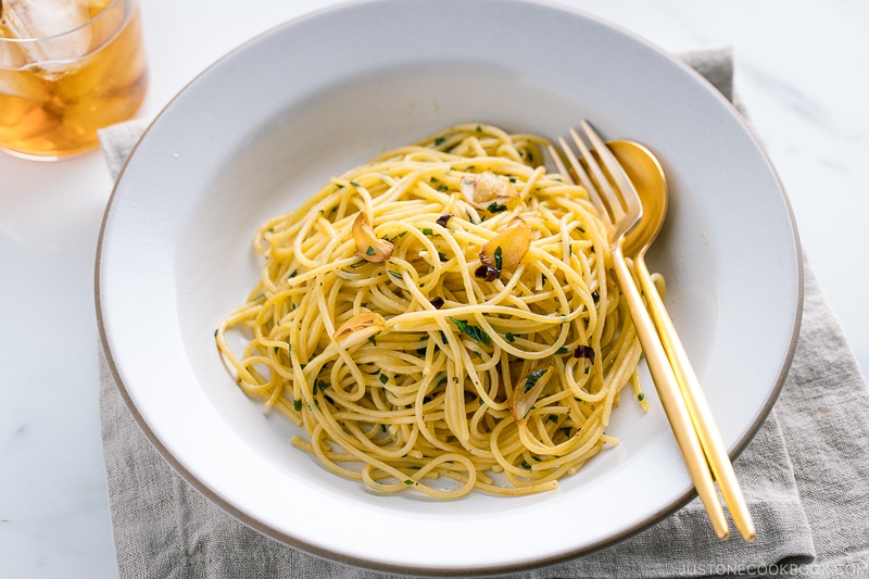 A white ceramic containing shiso garlic pasta.