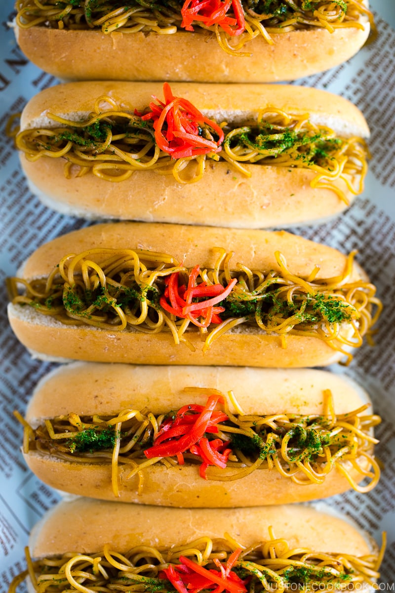 Yakisoba Pan (Yakisoba Dog) served in a baking tray.