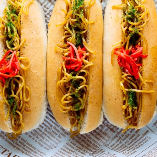 Yakisoba Pan (Yakisoba Dog) served in a baking tray.