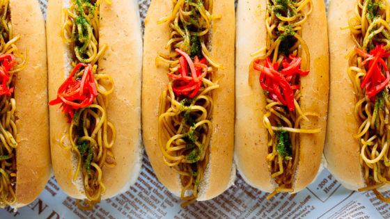 Yakisoba Pan (Yakisoba Dog) served in a baking tray.