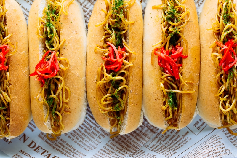 Yakisoba Pan (Yakisoba Dog) served in a baking tray.