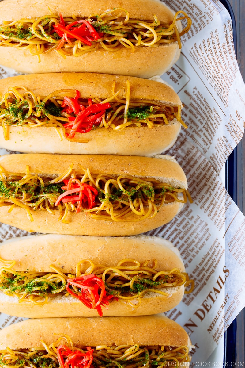 Yakisoba Pan (Yakisoba Dog) served in a baking tray.