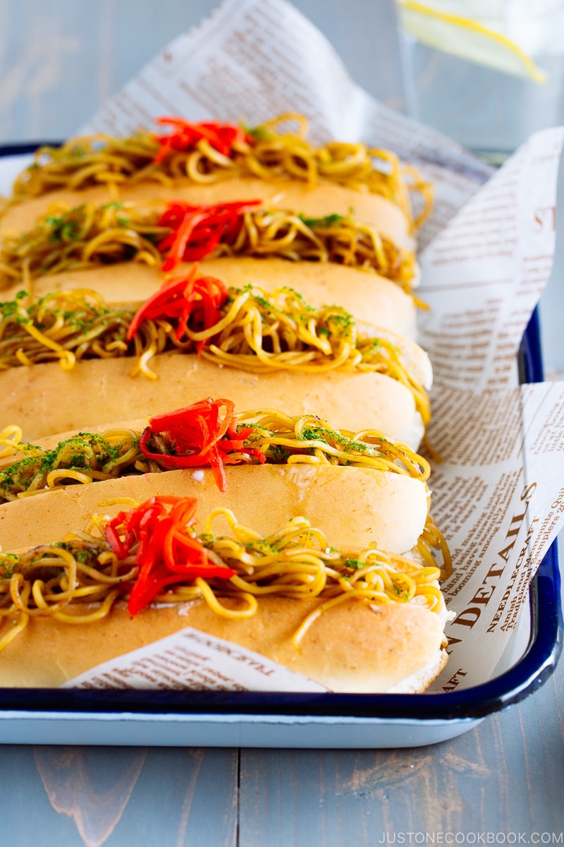 Yakisoba Pan (Yakisoba Dog) served in a baking tray.