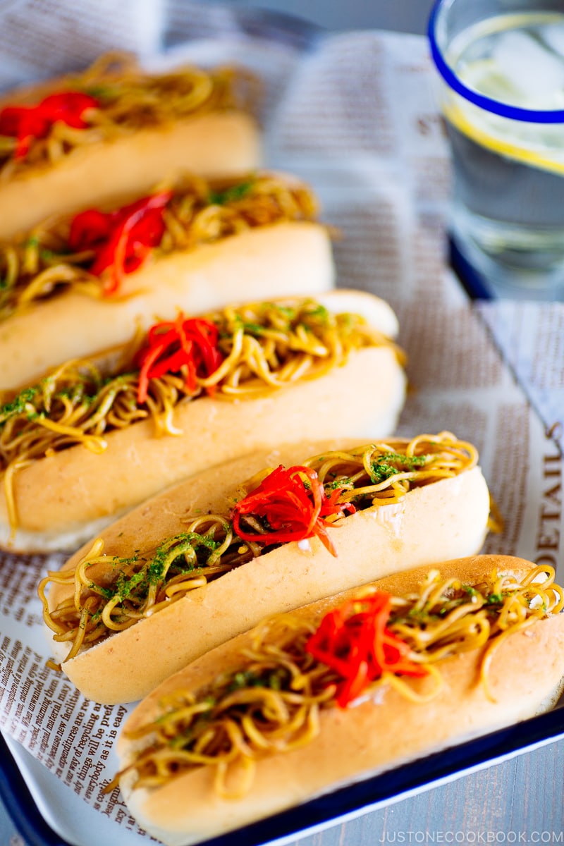 Yakisoba Pan (Yakisoba Dog) served in a baking tray.