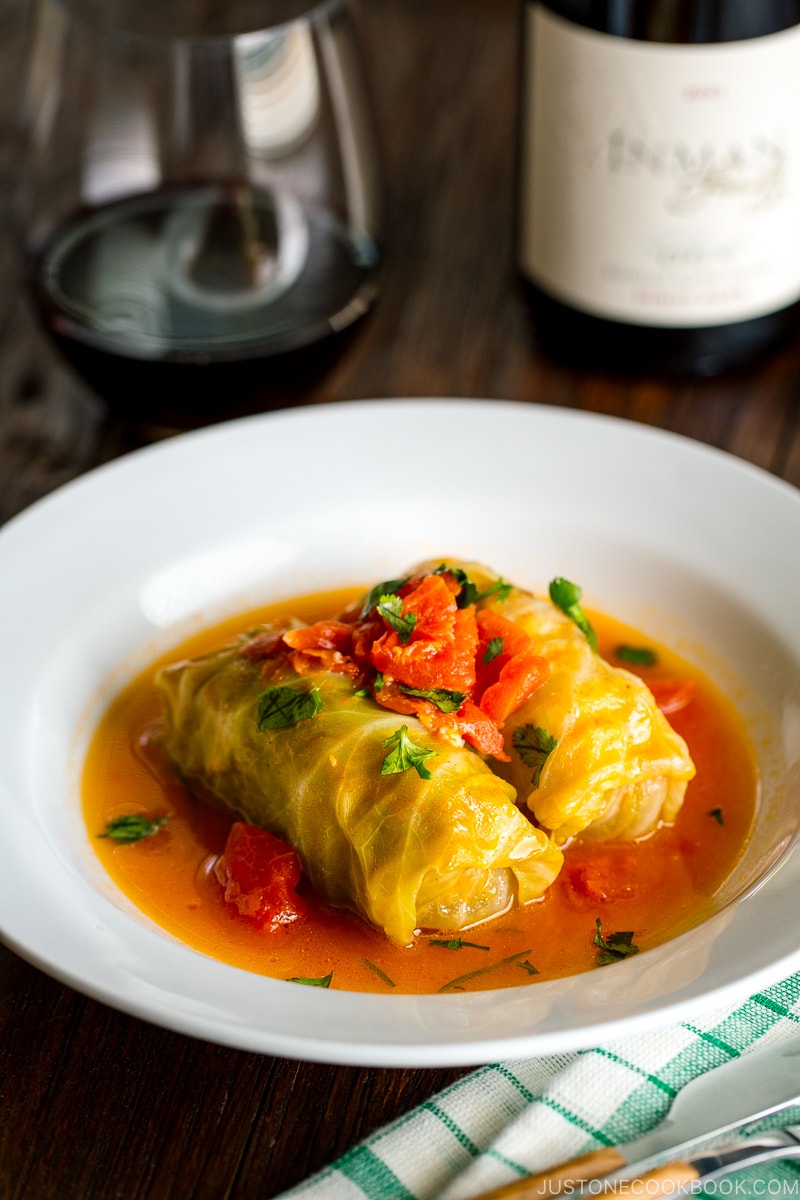 Japanese Stuffed Cabbage Rolls (Video) ロールキャベツ