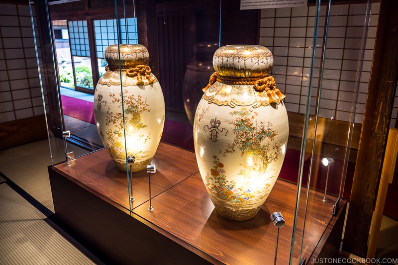 Satsuma-ware Vases on display at Sengan-en 仙巌園