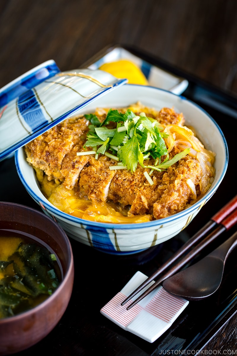 A donburi bowl containing baked katsudon.