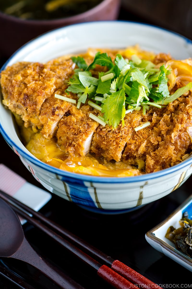 A donburi bowl containing baked katsudon.