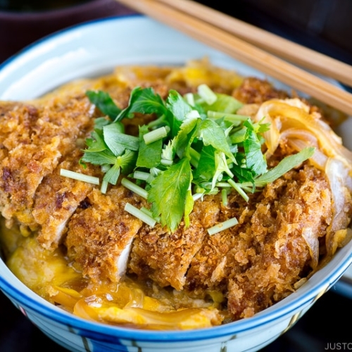 A donburi bowl containing baked katsudon.