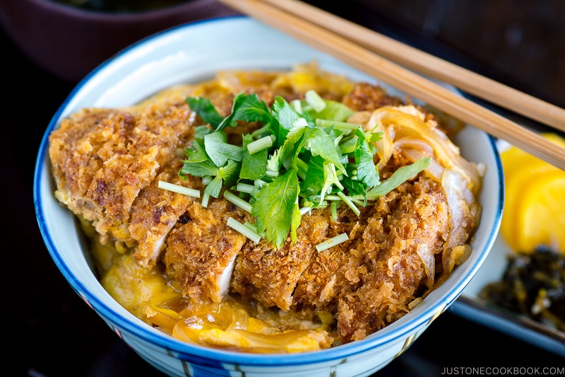 A donburi bowl containing baked katsudon.