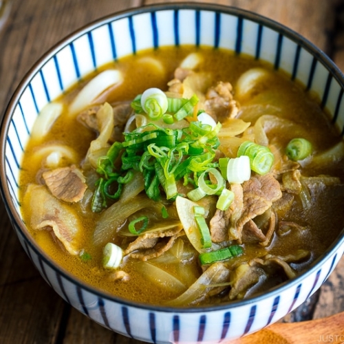 Curry udon in a Japanese bowl.