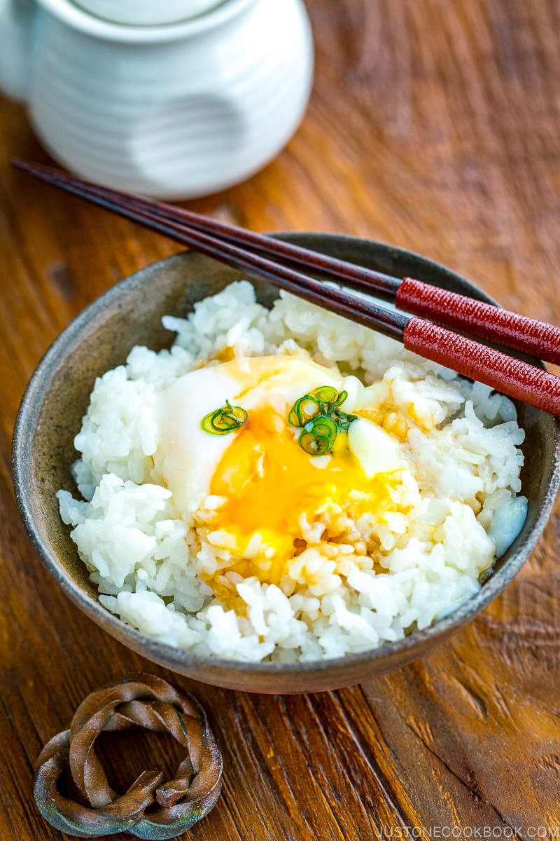 Onsen Tamago sur du riz cuit à la vapeur.