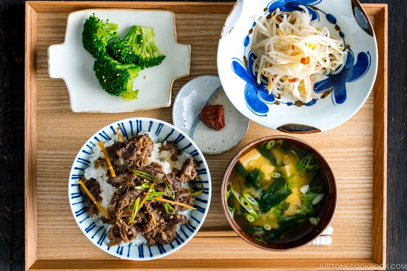 A bowl of steamed rice topped with Simmered Beef with Ginger (Shigureni).