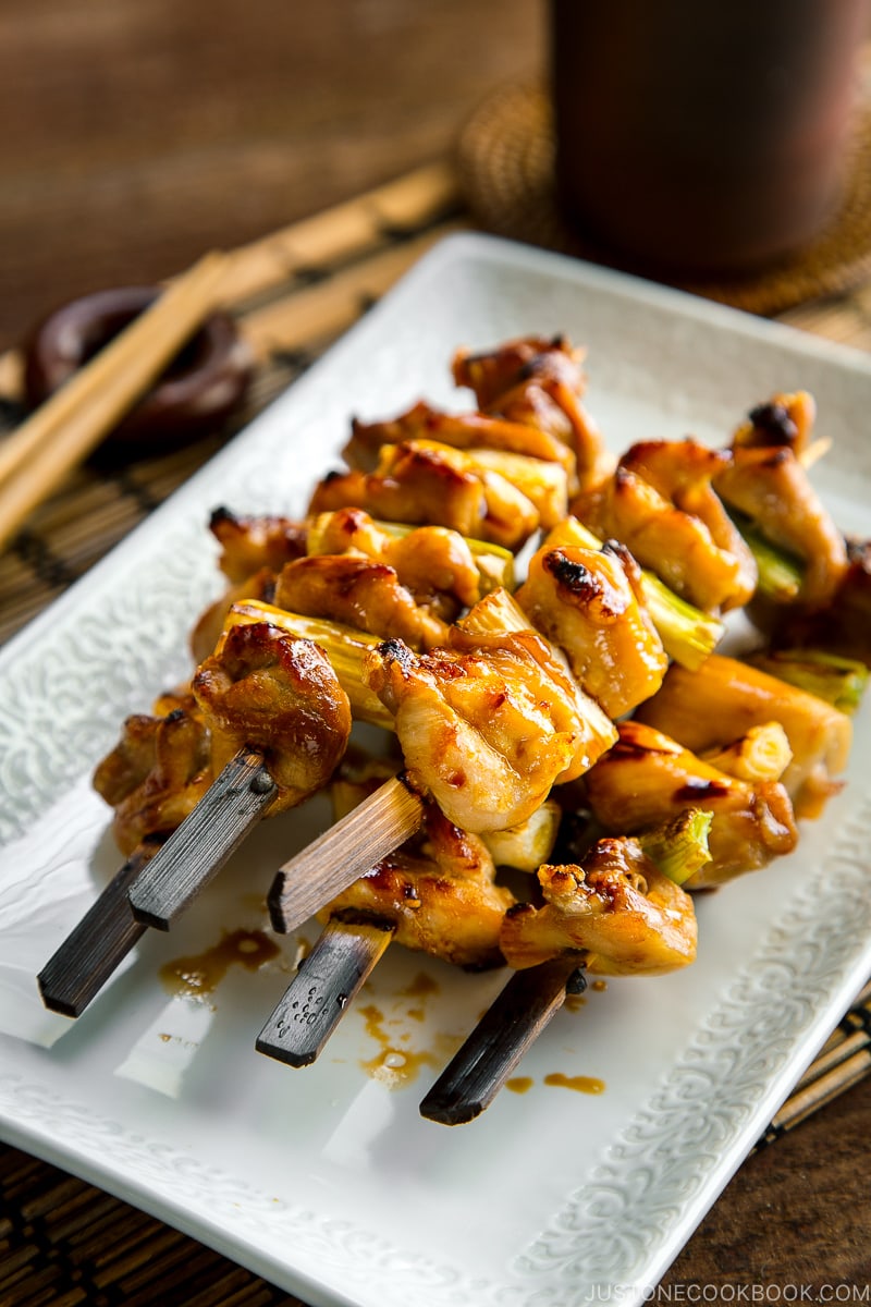 A ceramic plate containing Yakitori.