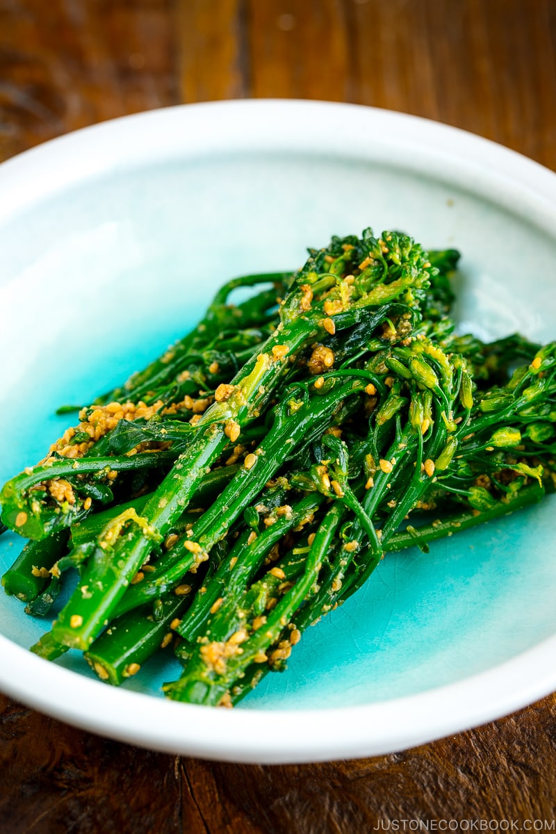 A white bowl containing Broccolini Gomaae.