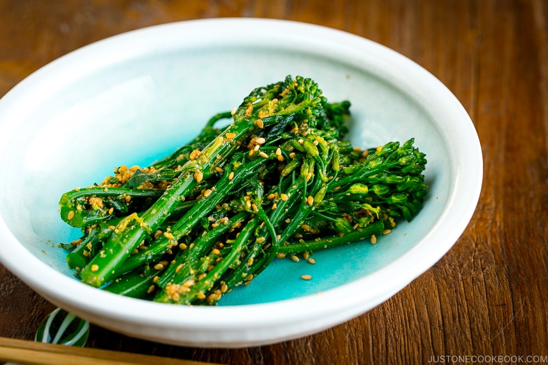 A white bowl containing Broccolini Gomaae.