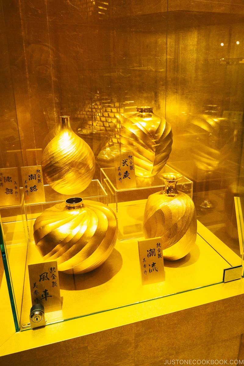 gold japanese vases