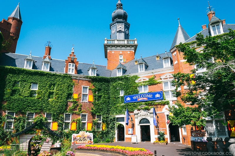 Welcome gate at Huis Ten Bosch