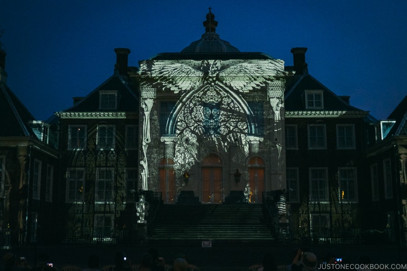 Palace Huis Ten Bosch at night with projection on building