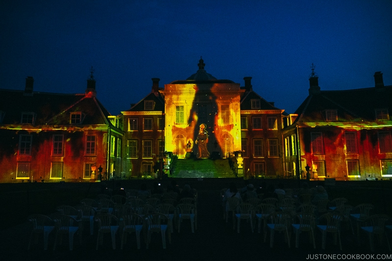 Palace Huis Ten Bosch at night with projection on building