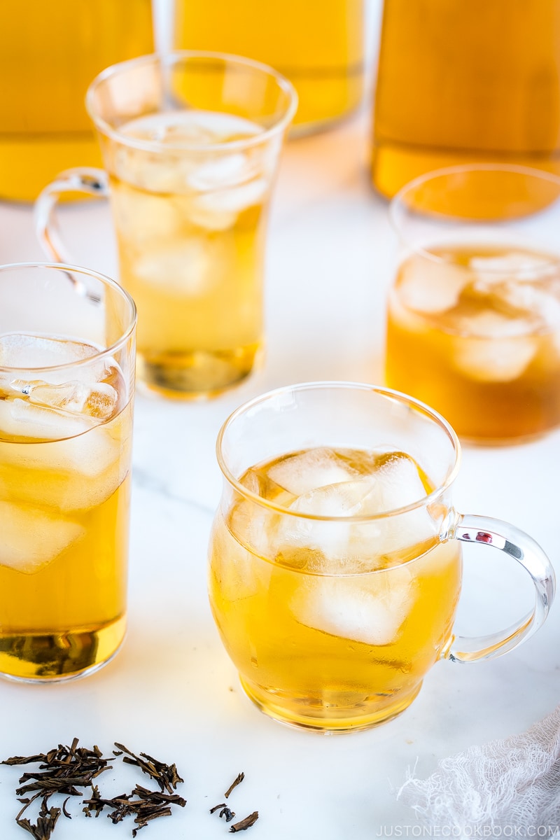 cold brew hojicha in glasses with ice