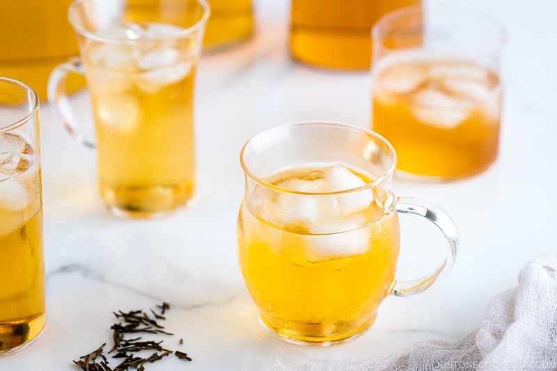 cold brew hojicha in glasses with ice