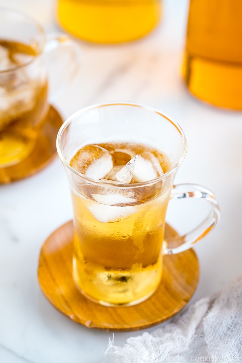 cold brew hojicha in glasses with ice on top of marble table