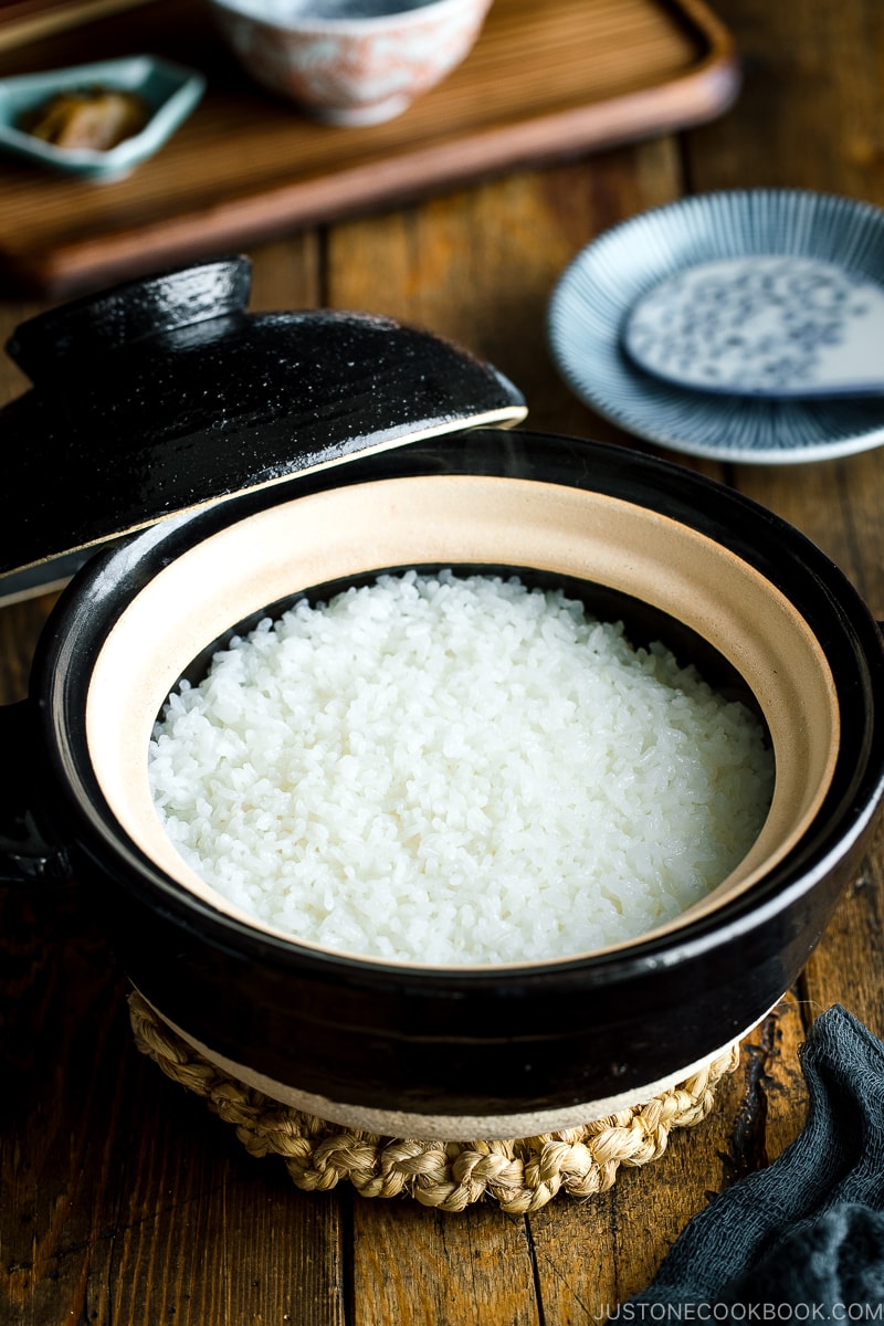 A kamadosan donabe containing perfectly cooked Japanese rice.