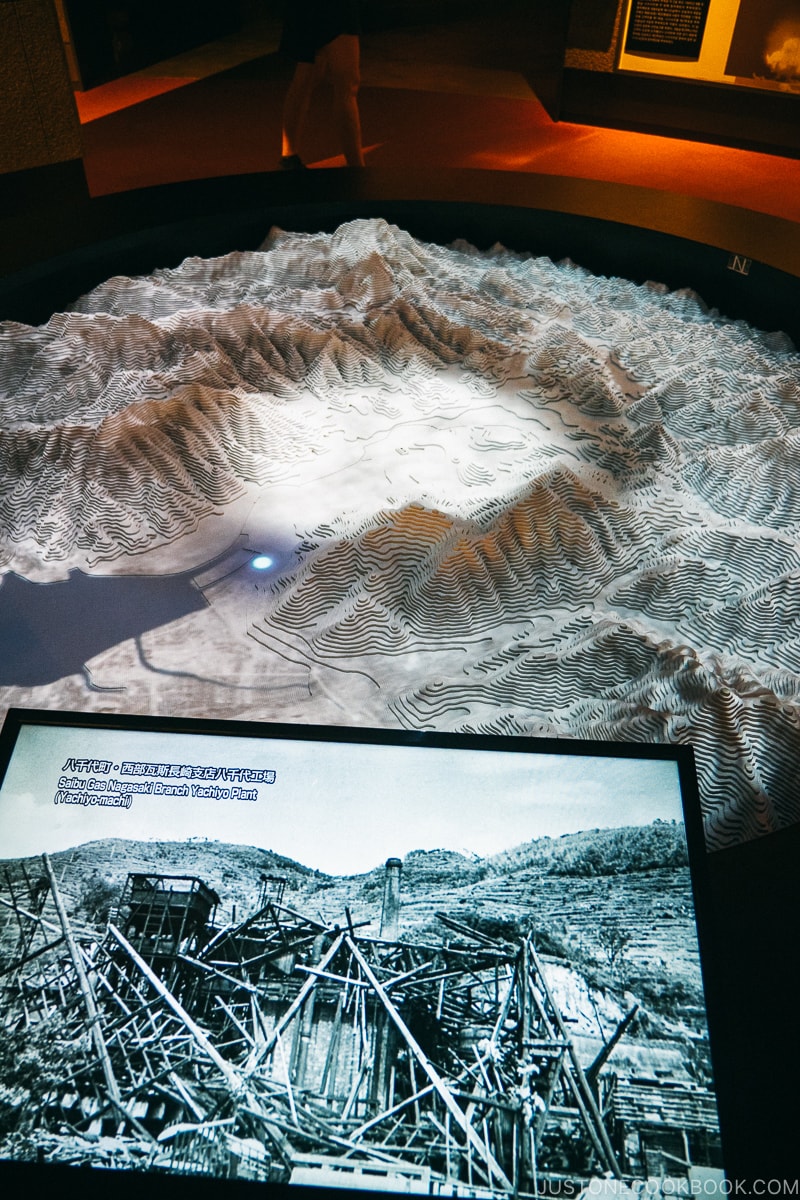 light showing atomic bomb blast radius on a 3d model