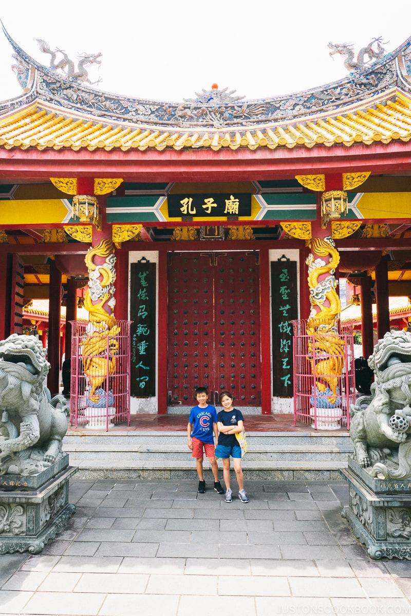 two children in front of the temple gate at Nagasaki Koshibyo Confucius Shrine