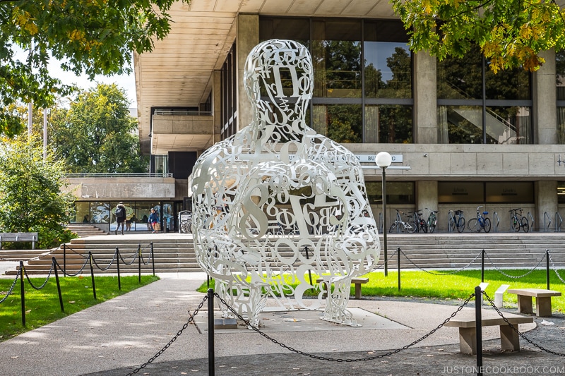 Alchemist sculpture by Jaume Plensa