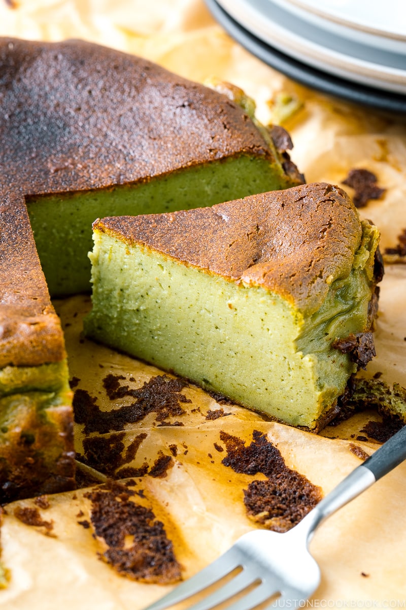 Un cheesecake basque au matcha sur le dessus du papier sulfurisé.