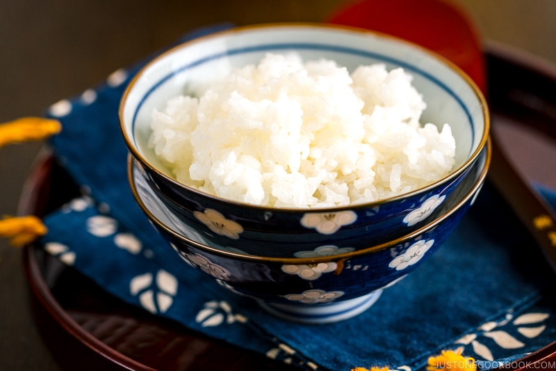 Steamed rice in Japanese rice bowls.