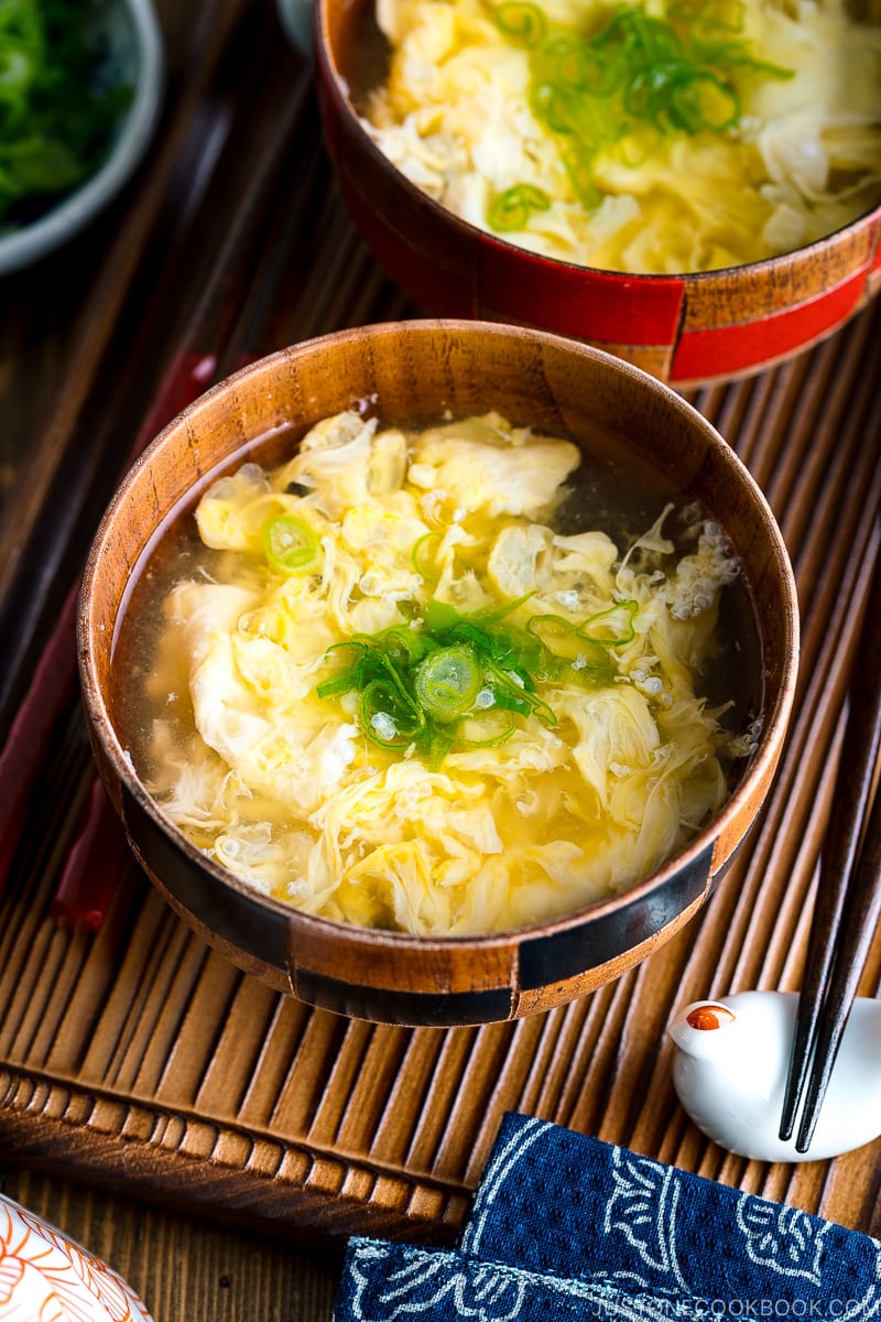 Bols à soupe miso en bois contenant du Kakitamajiru, une soupe aux œufs japonaise.