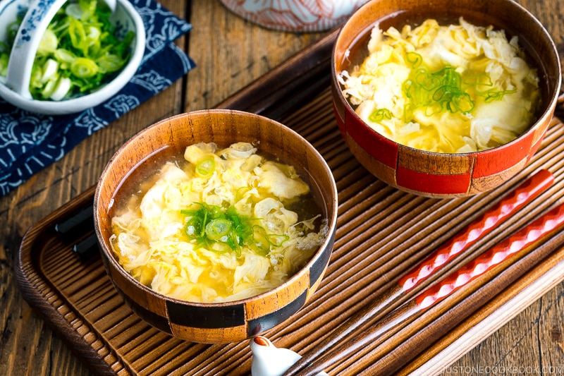 Bols à soupe miso en bois contenant du Kakitamajiru, une soupe aux œufs japonaise.