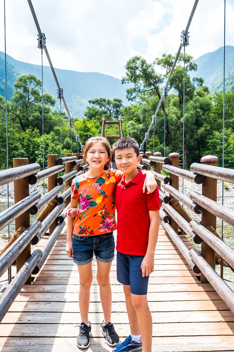 two children on Myojin Bridge