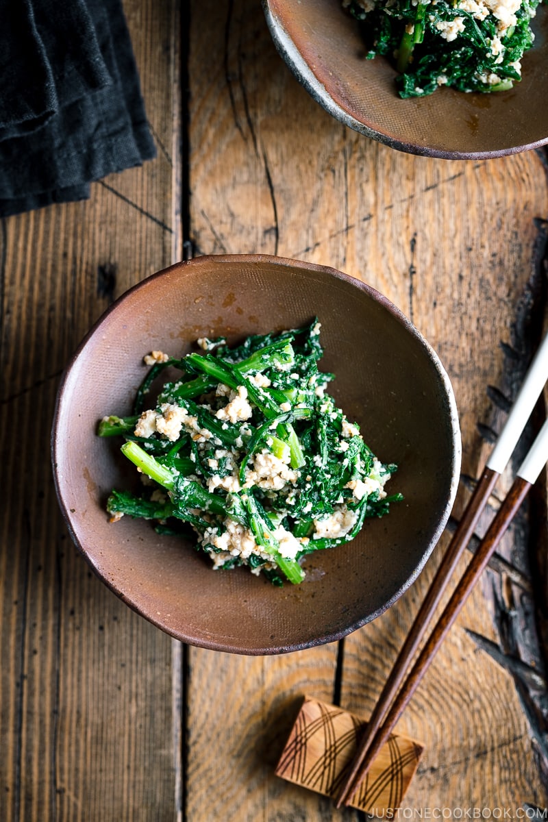 A bizenware containing Chrysanthemum Greens and Tofu Salad (Shungiku Shiraae).