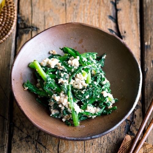 A bizenware containing Chrysanthemum Greens and Tofu Salad (Shungiku Shiraae).