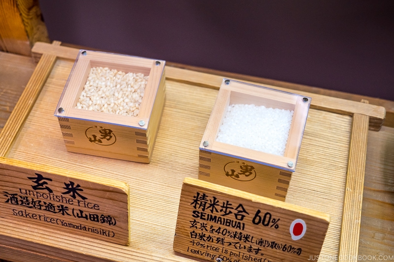 rice inside two wood containers one unpolished and one polished to 60%