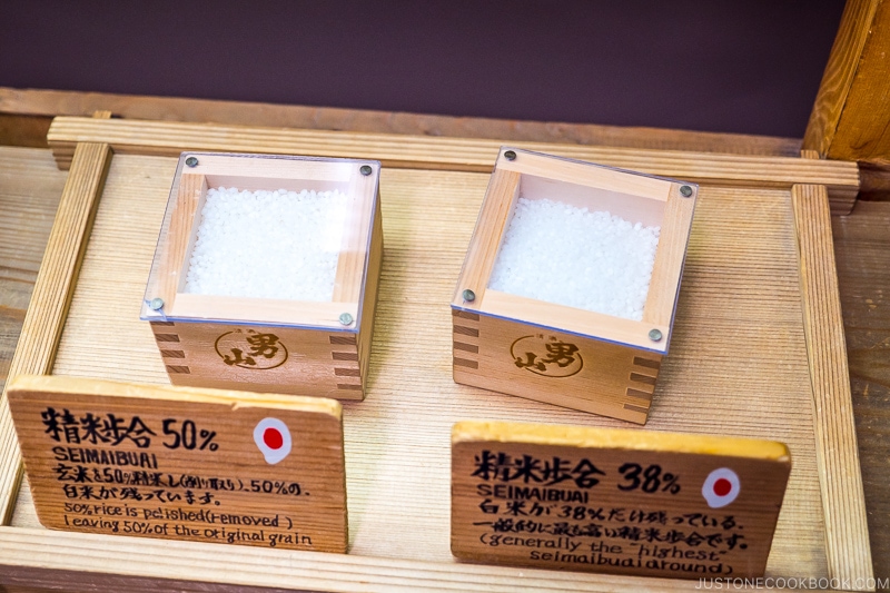 rice inside two wood containers one polished to 50% and the other one 38%