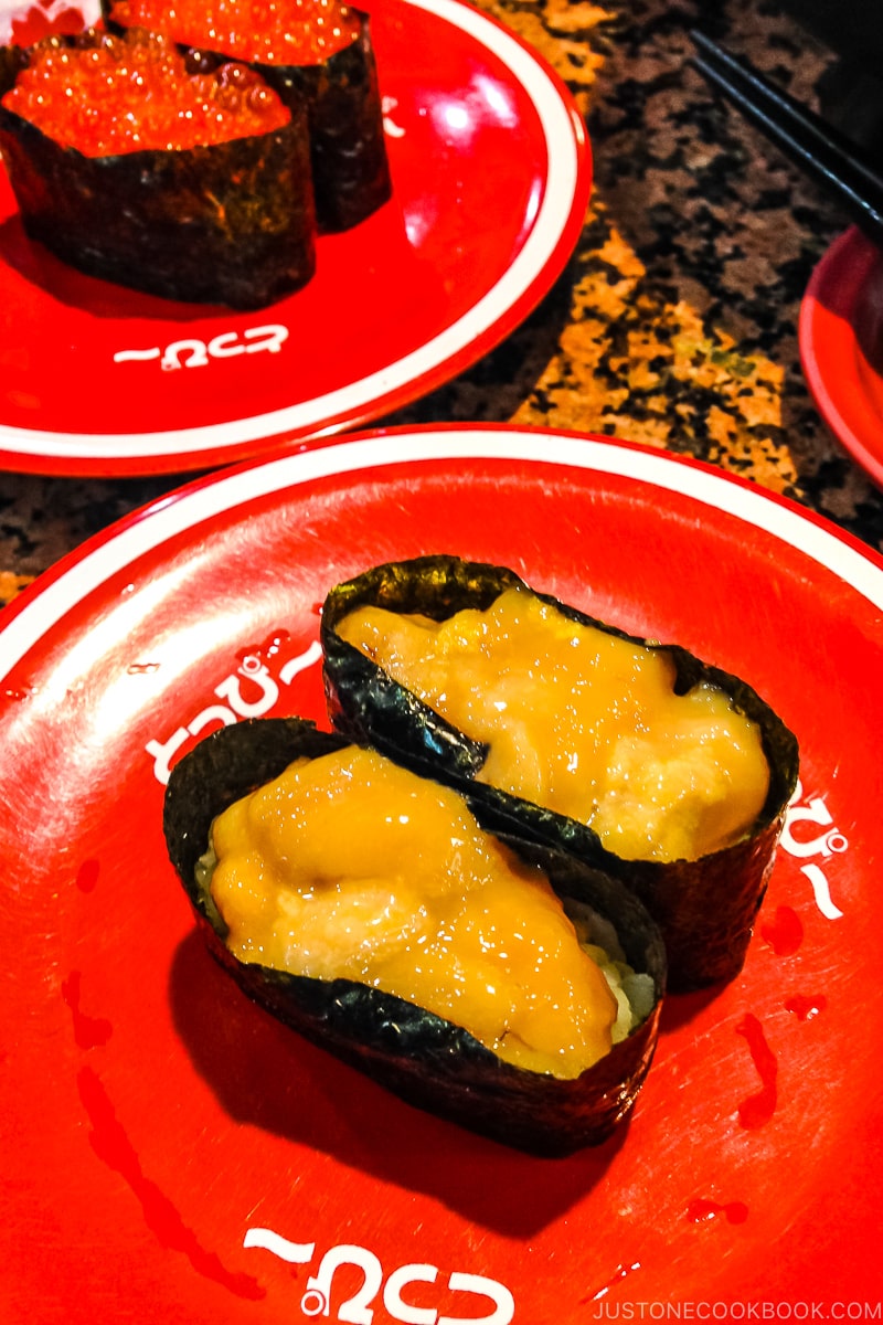 uni sushi at conveyor belt sushi Toppi sushi