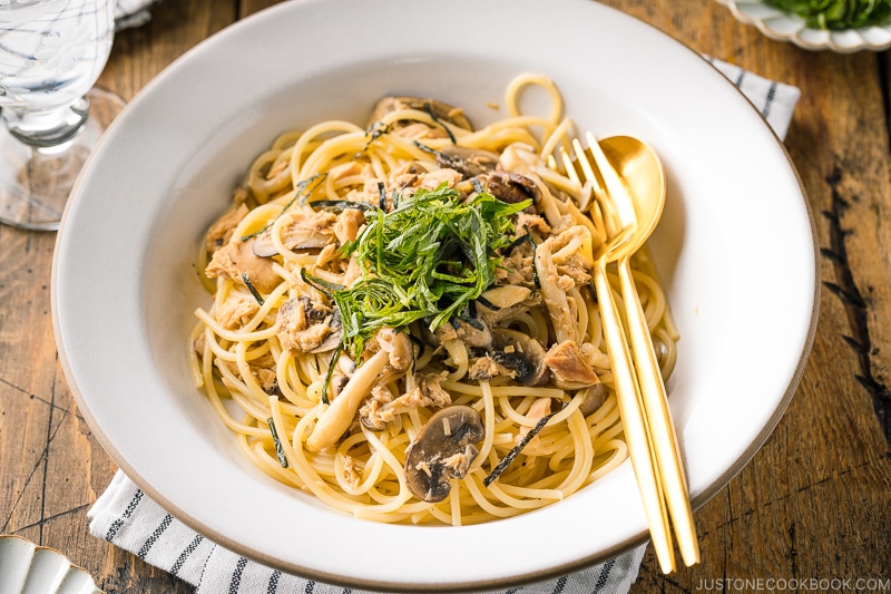 Japanese-Style Tuna Mushroom Pasta ??????????